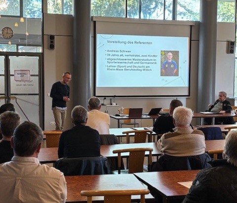 Regionaler Trainer-Kongress in Duisburg: Regelauslegung und leistungsorientierter Amateurfußball