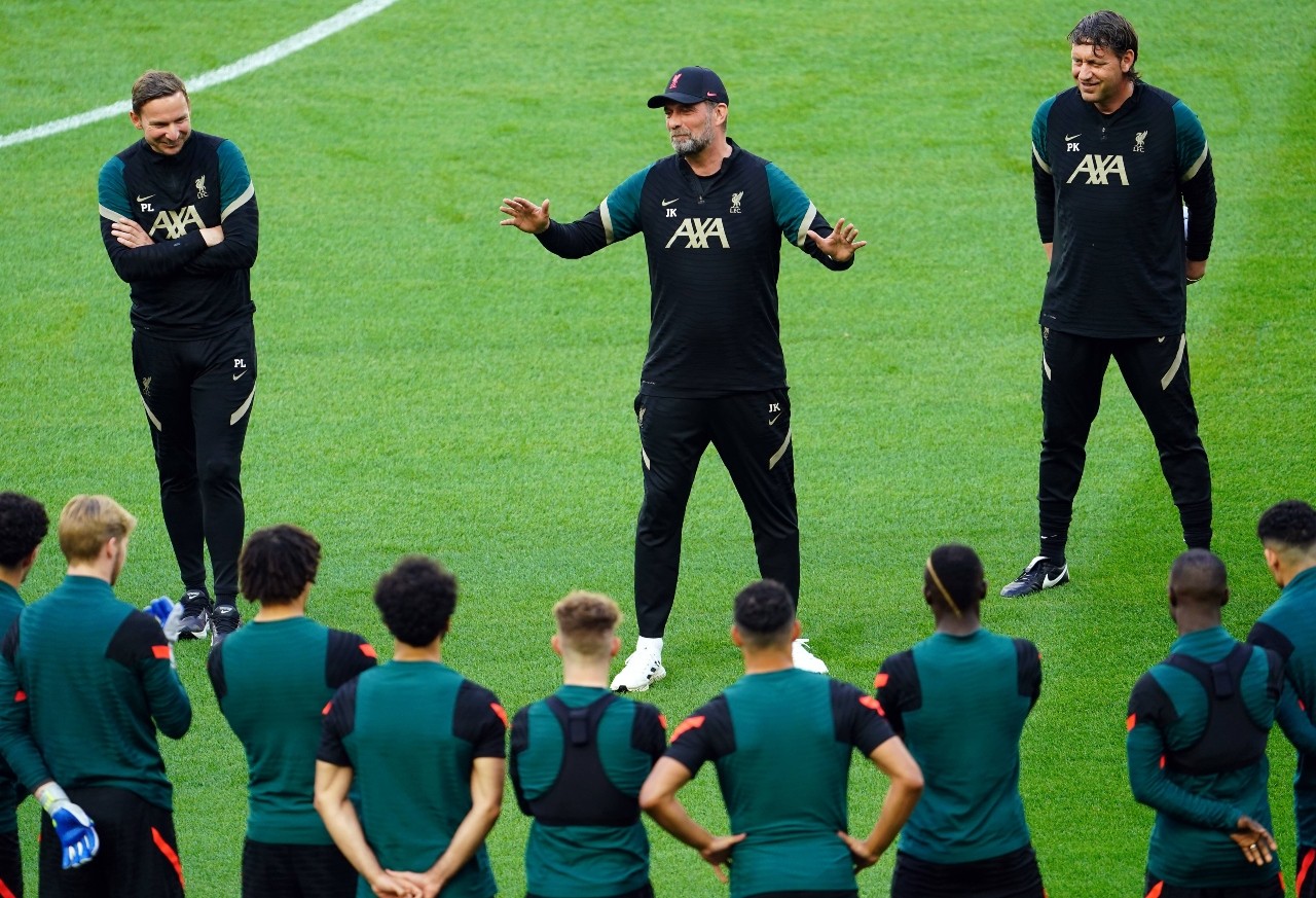 Jürgen Klopp bei einer Ansprache an seine Mannschaft. Coaching-Stil, Profitrainer