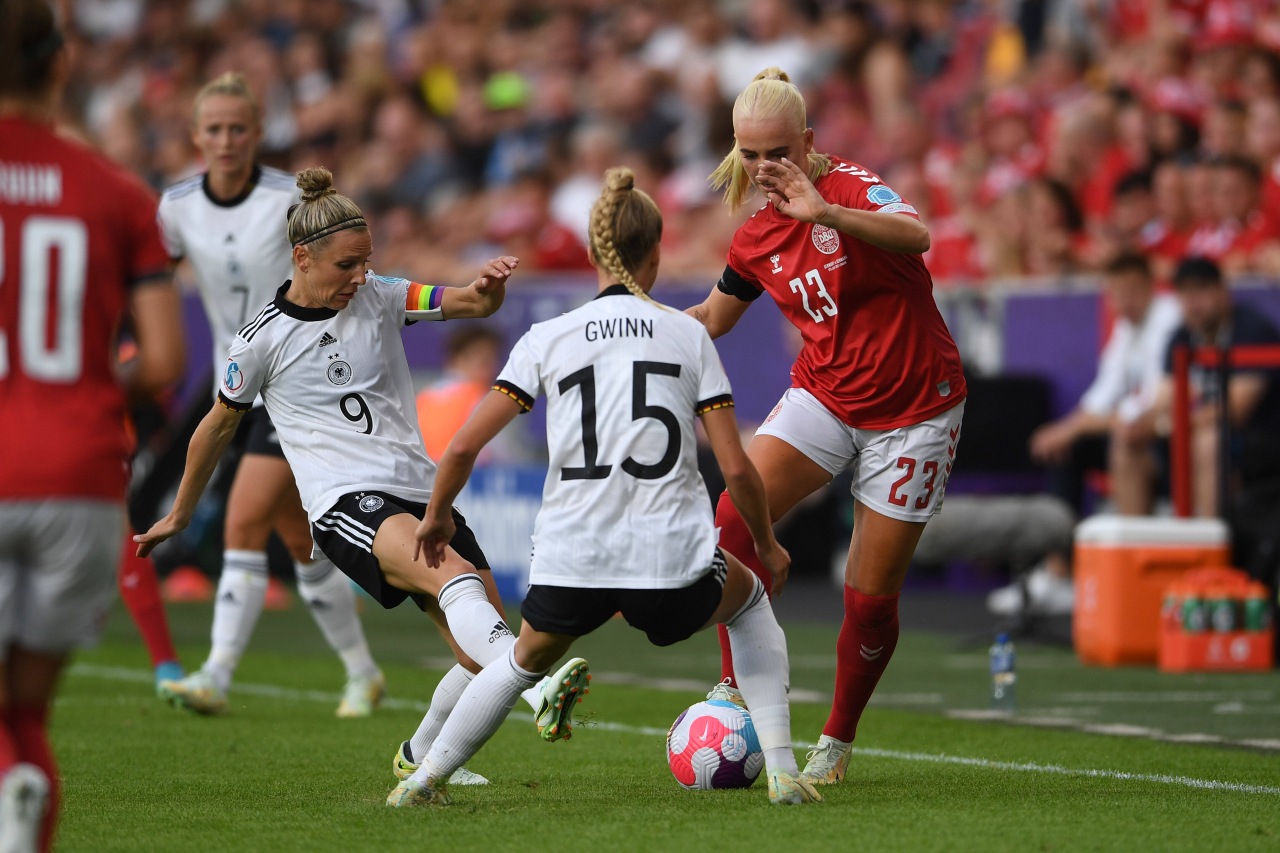 Svenja Huth im Giulia Gwinn im EM-Gruppenspiel gegen Dänemark. Pressing, Gegenpressing