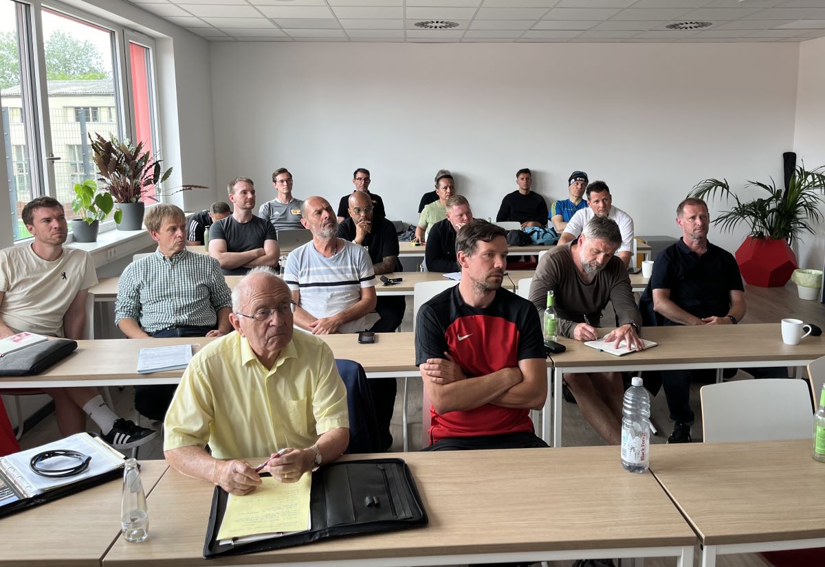 Blended Learning Trainer-Seminar - „Moderner Fußball im Vorfeld der Europameisterschaft“