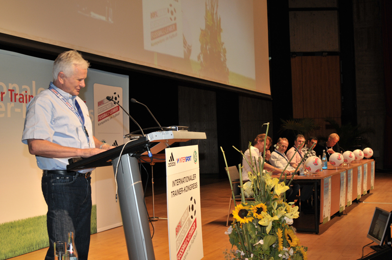 Der neue BDFL-Präsident Lutz Hangartner, im Hintergrund die Teilnehmer der soeben beendeten Podiumsdiskussion.