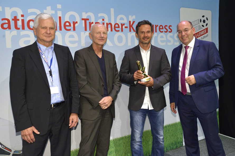 BDFL gratuliert Dirk Schuster zum Abschluss des Internationalen Trainer-Kongresses in Fulda zur Auszeichnung zum Trainer des Jahres