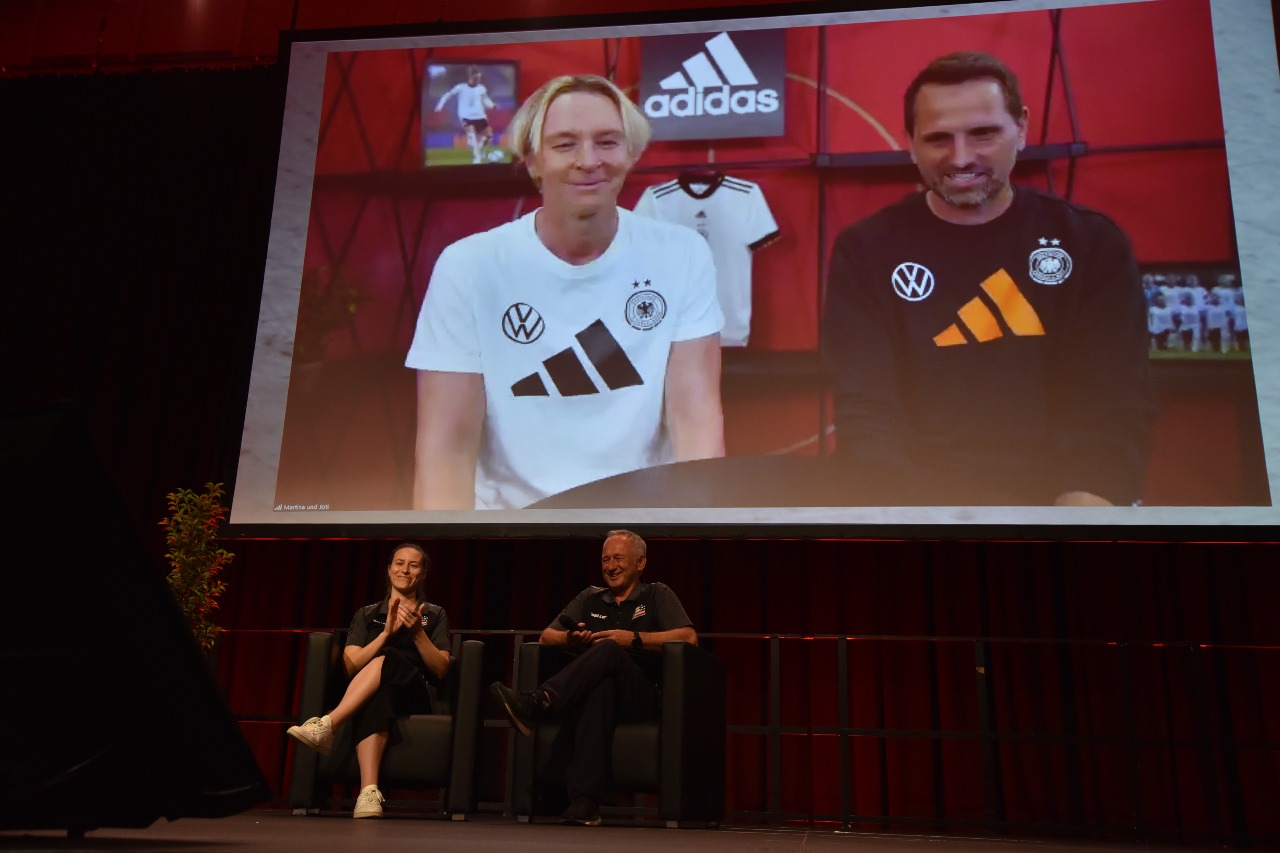 Martina Voss-Tecklenburg und Joti Chatzialexiou live aus England in der Kongresshalle in Dortmund 