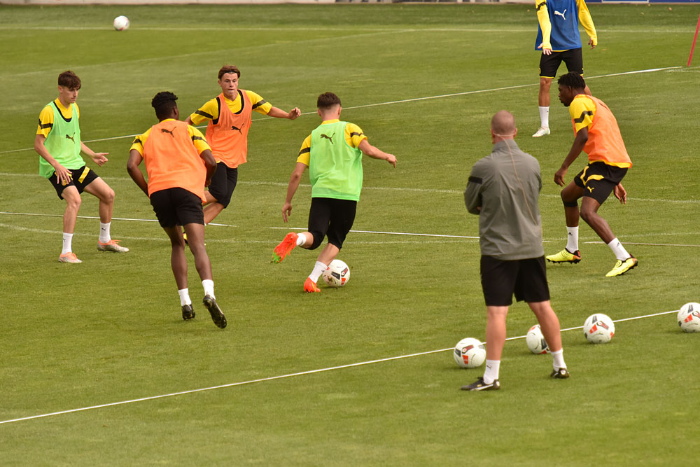 Erste Praxisdemonstration am Dienstag: Mike Tullberg und die U19 von Borussia Dortmund